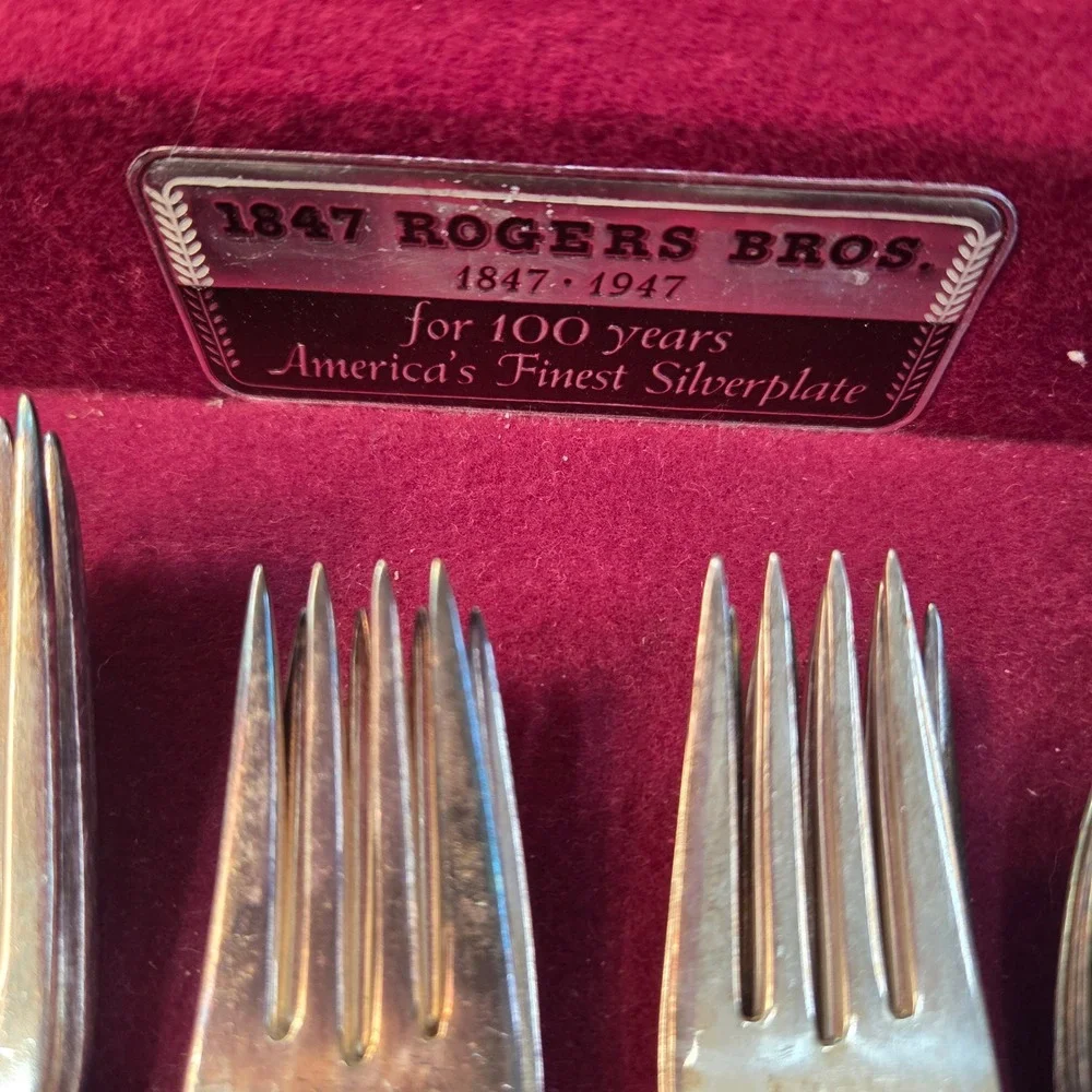 1847 Rogers Bros Remembrance Silverplate Flatware Set 100th Anniversary w/ Case